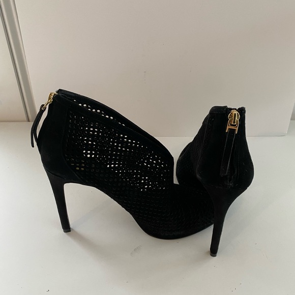 Vince Camuto sexy booty - Picture 2 of 5